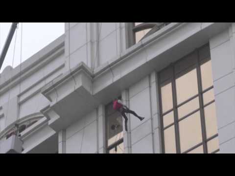 Raw: 'Spiderman' Scales Tower in China