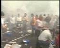 DIARIO DE NOTICIAS. 10/10/07. Los villaveses lo tienen claro: el día de la costillada es el mejor de las fiestas. A pesar de que ayer las nubes amenazaban con lluvia, algo más de 3.000 personas retaron las previsiones meteorológicas y se armaron de plásticos, sombrillas e incluso pérgolas de camping para que las precipitaciones no les aguasen la fiesta. Sin embargo, todas estas precauciones fueron innecesarias: los vecinos compartieron costillas, pan, vino y pastas con sus cuadrillas y familiares bajo un sol que brilló durante gran parte de la jornada y una temperatura que no bajó de los 15 grados.Nadie sabe cuándo se realizó la primera costillada en Villava ni cómo surgió esta tradición de realizar una comida popular con todos los miembros de la localidad. Sin embargo poco importan los orígenes cuando el olor a costillas asadas abre el apetito. Y es que en la costillada la reina es la gula. Hasta 8 kilos de carne, panceta y chistorra a discreción, pasteles, ensalada, 30 litros de kalimotxo, cerveza, sorbete de limón y café era la compra que cargaban Xabier Oskoz y sus amigos Eduardo, Joaquín, Javier y Marta.El Ayuntamiento de Villava colocó en el Parque Ribed 75 asadores con dos parrillas y 15 kilos de carbón en cada uno y 16 contenedores en puntos clave del recinto para que los participantes contribuyeran a la limpieza de la zona. Además dos furgonetas del servicio de obras municipal repartieron entre los comensales 1.200 barras de pan, 1.000 kilos de hielo, 750 litros de vino tinto y 150 de claro. Como novedad, ofrecieron bolsas de basura y 150 botellas de agua de medio litro para frenar el exceso de consumo de alcohol en este acto multitudinario. Al igual que en años anteriores, el presupuesto público para esta celebración rondó los 4.000 euros.