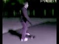 el niño k se pega ostias con el the wave