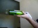 Tirando rolha de dentro da garrafa de vinho