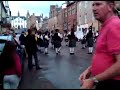 UMA ORQUESTRA DE GAITAS ESCOCESAS, QUE SE APRESENTOU NA RUA, NO MULL OF KINTYRE MUSIC FESTIVAL, EM CAMPBELTOWN-ARGYLL-SCOTLAND