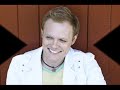 enjoy!!
t�nder p� dig lyrics
er pluds'lig sendt til t�lling med et slag 
hvor var det jeg kom fra 
hvor er jeg p� ven hen 

et enkelt blik og jeg var sat til v�gs 
jeg smed mine v�ben 
mit hjerte var �bent 

jeg k�mper mig tilbage 
og husker hvad du sagde 

jeg t�nder p� dig, indeni 
t�nder p� os to, og noget jeg ik' t�r sig' 
jeg dr�mmer om dig, dag og nat 
dr�mmer om os to, min sj�l er som besat 
ka' ikke finde ord 
du fylder op min t�nketank 
s� alting g�r i st� 

har pr�vet at lyve for mig selv 
alt under kontrol, ja 
du rammer mit skjold, ja 

men lig'meget hvad jeg g�r 
er intet helt som f�r 

jeg t�nder p� dig, indeni 
t�nder p� os to, og noget jeg ik' t�r sig' 
jeg dr�mmer om dig, dag og nat 
dr�mmer om os to, min sj�l er som besat 
ka' ikke finde ord 
du fylder op min t�nketank 
s� alting g�r i st� 

jeg t�nder p�, jeg t�nder p� dig 
jeg dr�mmer om, jeg dr�mmer om dig 

jeg t�nder p� dig, indeni 
t�nder p� os to, og noget jeg ik' t�r sig' 
jeg dr�mmer om dig, dag og nat 
dr�mmer om os to, min sj�l er som besat 
ka' ikke finde ord 
du fylder op min t�nketank 
s� alting g�r i st�, jeg t�nder p� dig