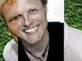 enjoy!!
t�nder p� dig lyrics
er pluds'lig sendt til t�lling med et slag 
hvor var det jeg kom fra 
hvor er jeg p� ven hen 

et enkelt blik og jeg var sat til v�gs 
jeg smed mine v�ben 
mit hjerte var �bent 

jeg k�mper mig tilbage 
og husker hvad du sagde 

jeg t�nder p� dig, indeni 
t�nder p� os to, og noget jeg ik' t�r sig' 
jeg dr�mmer om dig, dag og nat 
dr�mmer om os to, min sj�l er som besat 
ka' ikke finde ord 
du fylder op min t�nketank 
s� alting g�r i st� 

har pr�vet at lyve for mig selv 
alt under kontrol, ja 
du rammer mit skjold, ja 

men lig'meget hvad jeg g�r 
er intet helt som f�r 

jeg t�nder p� dig, indeni 
t�nder p� os to, og noget jeg ik' t�r sig' 
jeg dr�mmer om dig, dag og nat 
dr�mmer om os to, min sj�l er som besat 
ka' ikke finde ord 
du fylder op min t�nketank 
s� alting g�r i st� 

jeg t�nder p�, jeg t�nder p� dig 
jeg dr�mmer om, jeg dr�mmer om dig 

jeg t�nder p� dig, indeni 
t�nder p� os to, og noget jeg ik' t�r sig' 
jeg dr�mmer om dig, dag og nat 
dr�mmer om os to, min sj�l er som besat 
ka' ikke finde ord 
du fylder op min t�nketank 
s� alting g�r i st�, jeg t�nder p� dig