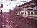 西武鉄道の車椅子乗客降車時の対応の様子（駅員が渡し板を架け、降車自体は乗客又は介護者に任せている）