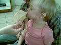 Beba comiendo dormida