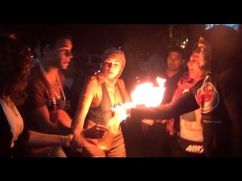 بالفيديو : مواطن يحرق نفسه اعتراضا على نقل مبارك لسجن طرا