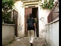 una esplorazione sonora del quartiere pigneto di roma sulle orme di almadromestica, intervento artistico psicogeografico in 7 atti: 7 eventi artistico-tematici in 7 case private.

un corpo attraversa il quartiere alla ricerca di uno spazio che sappia riconoscerlo e testimoniare della sua esistenza. la risonanza come indice di presenza e veicolo di astrazione del corpo nel luogo che lo contiene. un viaggio alla ricerca della casa-grembo, tra ci� che accade dentro e ci� che accade fuori.

interprete: daniele de santis
video: fabrizio boni http://it.youtube.com/caneperso
musiche: tamales de chipil
testi e voce: giordano giorgi
chitarra e accompagnamento vocale: lorenzo tarducci e dario cesarini
installazione a cura di: compagnia giano
performers: giordano giorgi e maddalena gana
con opere di: alessandro bellucco