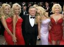 HUGH HEFNER DA SUS AGRADECIMIENTOS A LARVA FECAL