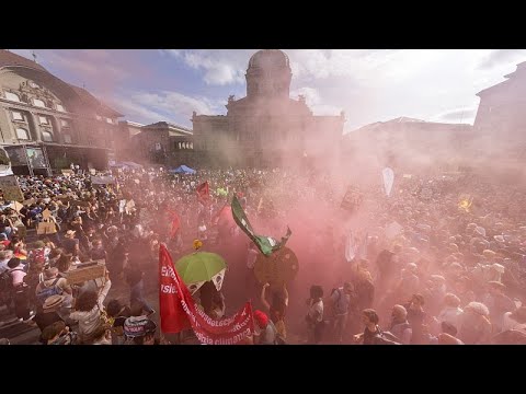 Schweiz: Tausende Menschen demonstrieren in Bern fr  ...