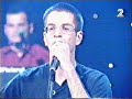 1995 mashina משינה It was a rainy day, And the team has lost, He was crazy, Said a corrupted politician, Many people were killed, The TV anchor finished, Let's hope that everything will be peaceful, Now let's go to the commercials, A very beautiful woman, I close with the button, With an arrow into the heart, The dark night begins, I can't stop moving, Even when the music stops, Something in my life, is going to change... Chorus: Above neon lights, Above the city of concrete, I see an angel ...