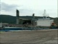 Enquanto as baleias estiverem no mar de Imbituba, as obras de ampliação do cais do porto do município vão continuar embargadas, e pelo menos 500 empregados, sem trabalho. Os órgãos ambientais afirmaram que os serviços de estaqueamento dos alicerces do novo cais prejudicam a reprodução da espécie, em extinção. O problema é que segundo a prefeitura, depois dessa paralização, iniciada em junho, a perda na arrecadação do ISS, Imposto Sobre Serviço, já chega a mais de R$ 500 mil