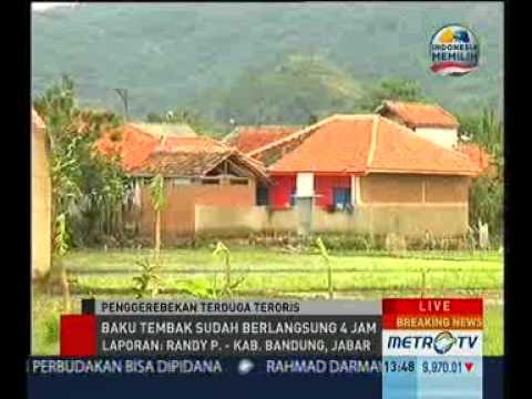 Baku - Bandung: Baku tembak antara Detasemen Khusus (Densus) 88 Antiteror dan terduga teroris masih berlangsung di sebuah rumah di RT 2 RW 8 Kampung Baturengat, Des...