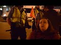 Click here to watch this video Arrestation abusive - un policier dit à une femme handicapée qu'elle est chanceuse d'être assise