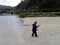 Aleksander tester den nye fiskestanga