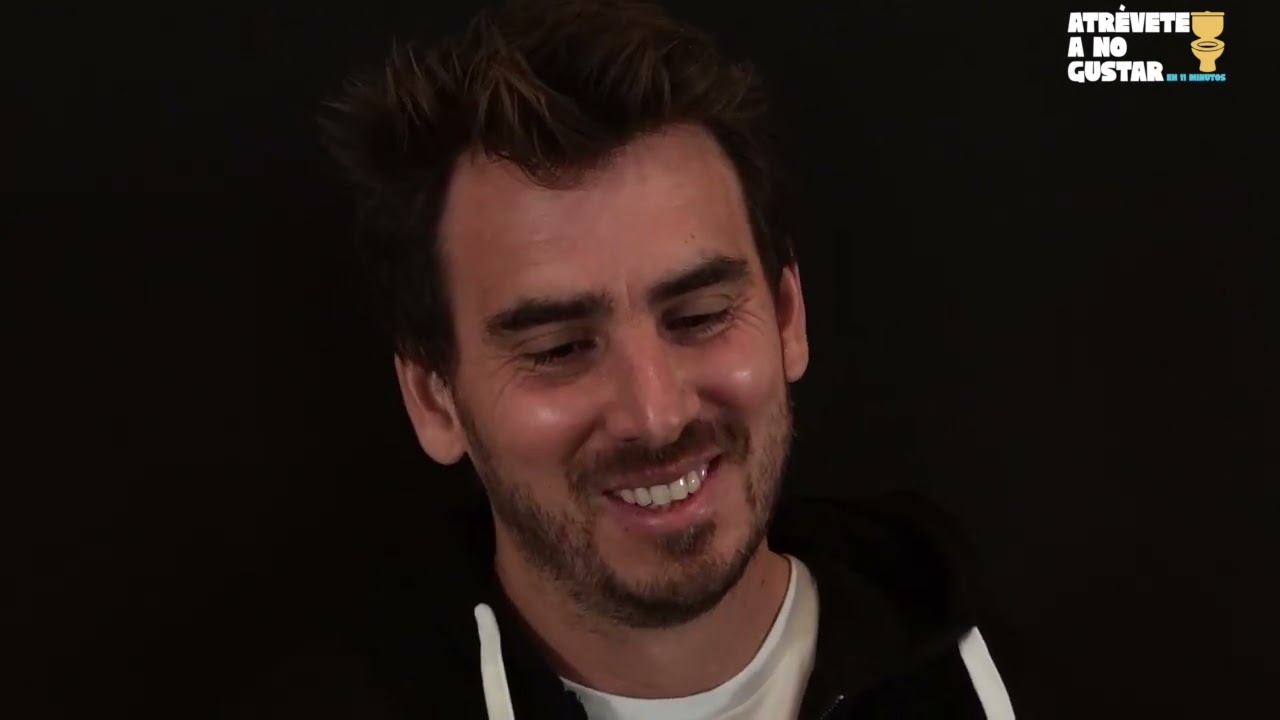 Jorge Araujo Müller se sienta en el váter de Atrevete a no gustar. Temporada 2 - Episodio 07.