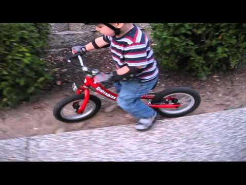 BalanceBikeTrainer.com - Kinderbike Laufrad Red in Action