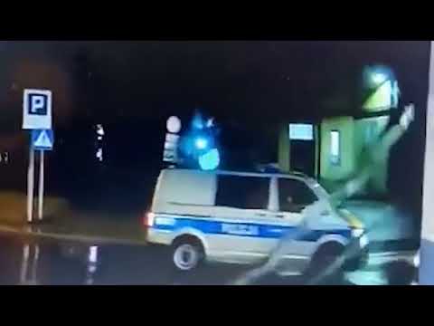 Policjanci potrącili człowieka na pasach przed komendą policji.