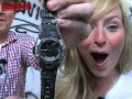 Liebeserklärung an die G-SHOCKThomas -- unser heutiger Gastmusiker -- hat sich zu einem spontanen Liebeslied an die G-SHOCK hinreissen lassen. Er hat sogar Rosen mitgebracht für die toughe Uhr. Wir haben der G-SHOCK auf unsere Weise die Liebe bewiesen: Wir haben Sie heissem Funkenschlag ausgesetzt, mit einem Elektrotacker beschossen, sie durch den Mixer gequirlt und sie unter einem unglaublich schweren 