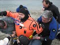 curso de rescate y salvamento subaqua en aguas del canal de beagle en la bahia de ushuaia tierra del fuego argentina en la primera etapa por 6 bomberos con traje seco y humedo bucearon en lo que se denomina buceo extremo en aguas heladas 4�c