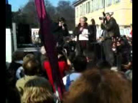 Manifestanes italianos muestran sus protestas contra Berlusconi