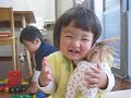 ももお人形さんをかわいがる