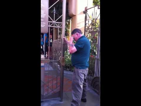 Πάμε να πλακωθούμε στην Disneyland (video) 