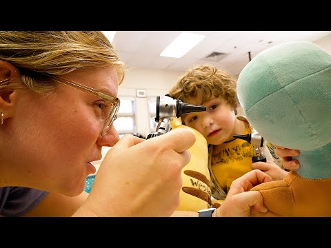 Video thumbnail: Wright State medical students bring medicine to life for Mini University preschoolers