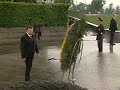 Ceremonijas laikā Ukrainas prezidentam uzkrīt sēru vainags
