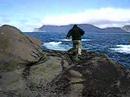 Sur mand hopper i havet, Færøerne