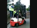 COMO DESCARGAR UN PALET DE PIEDRA CON CINCO OPERARIOS COMO DESCARGAR UN PALET DE PIEDRA CON CINCO OPERARIOS