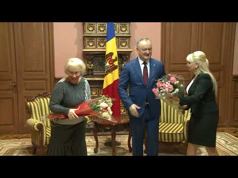 Igor Dodon a conferit Diploma de Onoare a Președintelui Republicii Moldova Ecaterinei Caraman și profesoarei ei de pian