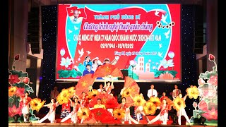 Biểu diễn nghệ thuật quần chúng chào mừng kỷ niệm 77 năm Ngày Cách mạng tháng Tám và Quốc khánh 2-9