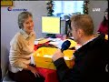 Das Christkind sitzt in Engelskirchen bei Gummersbach und hat Jahr für Jahr einen Haufen Arbeit. Zig Tausend Wunschzettel landen dort und wollen fachgerecht bearbeitet werden. Sonst gibt's zum Weihnachtsfest wieder dicke Krokodilstränen, nur weil die Hyper-Spielekonsole unterm Baum nicht wie gewünscht Mario Kart XII oder ähnlichen Quatsch dabei hat. Sollte dieser Fall eintreten hat das Christkind einen Haufen Ärger! Einen mächtigen Haufen. Einen määääächtig dampfenden Haufen....! Frohe Adventszeit, Ihr Leut'! Dieser Bericht stammt von center.tv Köln aus dem Jahre 2007 www.center.tv