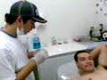 Ruan colocando piercing no mamilo