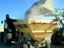 videos de Fendt 411 Farmer Vario cargando abono