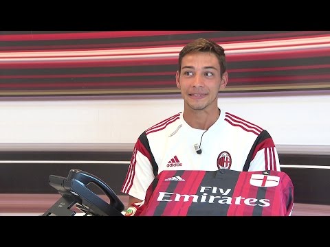 De Sciglio e la linea diretta con i tifosi! | AC Milan Official De Sciglio e la linea diretta con i tifosi! | AC Milan Official