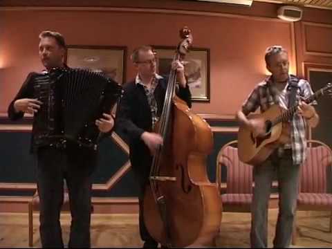Smiles - Anders Larsson Spelar här Smiles på Dragspel. Reidar Dahle git och Henrik Larsson bas. inspelat på Belgiaden Geiranger 2009.