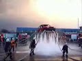 Vista previa del video Bomberos levantan un auto con las mangueras