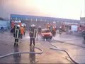 Bomberos levantan un auto con las mangueras Video