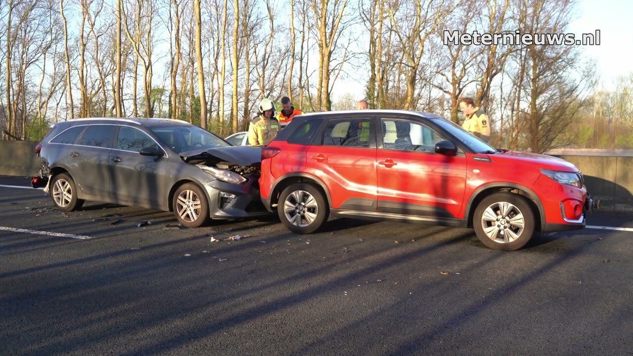 Zes auto’s botsen op A28 Eelde(Video)