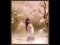 paroles :

ne jamais remettre � demain
ce qu'on peut faire la semaine prochaine
ni dieu ni ma�tre, moi je n'ai rien
a part peut �tre quelques probl�mes

j'ai l'air d'un ange, c'est affreux
mais c'est l'syndrome des cheveux blonds
on m'donne le code des cartes bleues 
et le bon dieu sans confession, mais
si j'ai l'air douce et charmante,
ce n'est jamais que des trompe l'?il
et toi, dis moi qui tu fr�quentes 
et moi je te dirais ta gueule !

je suis m�chante et �a m'enchante
je suis m�chante mais chiante
j'y suis pour rien c'est pas d'ma faute
si desfois je deviens taquine
moi j'adore les probl�mes des autres
�a sert � �a les bonnes copines
j'ai des principes faut pas s'tromper
l'amour de l'art et la mani�re
puis j'suis bilingue en m�chancet�
langue de pute langue de vip�re
je suis m�chante quand �a me chante
je suis m�chante, mais chiante...

pour le fin du fin c'est avec
ceux qui sont nos amis les mecs
y a pas � dire �a change la vie 
d'avoir un homme de compagnie
toujours tr�s joueur et tout c�lin 
c'est le meilleur ami du chien...
d'ailleurs ils ont aussi une �me et
c'est le meilleur ami d'la femme

et comme un couple c'est comme l'arm�e
faut pas comprendre juste le marcher
j'l'ai fait glisser sur une peau de vache
c'est l'amour avec une grande hache

je suis m�chante et je le chante
je suis m�chante mais chiante

etre m�chante c'est tout un art
un savoir faire presque un m�tier
et si on tombe sur l'oiseau rare
qui veut quand m�me vous �pouser
faut pas tomber dans l'panneau
�a veut pas dire qu'on a �chou�
vu que si on veut vraiment sa peau
ben... on peut toujours accepter

je suis m�chante et �a m'enchante
je suis m�chante mais chiante !
o� je suis m�chante
et malveillante
extravagante mais chiante
d�colorante et d�coiffante
assez so�lante et m�disante , terrorisante
mais chiante mais chiante....
vrai chiante
totalement sadique 
mais chiante
totalement sadique
mais chiante
mais surtout chiante
mais chiante !!!