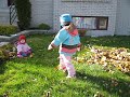 le Sauter dans les feuille de Dorianne 4 ans Estelle 14 mois rit aux éclats.AVI