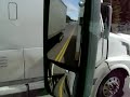 大型のトラックで、対向車線側を抜いていくデンジャラスなドライバーのサムネイル