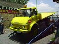 Unimog subiendo a la grua