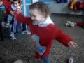 Cami bailando en el jardín 2