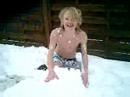 mit boxershorts in den schnee