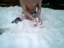 mit boxershorts in den schnee