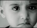 Le llevaron también niños, para que los tocara. Los Apóstoles intervinieron apartando a los pequeños y riendo a las madres por molestar al Maestro con aquella chiquillería. Jesús, al darse cuenta, le pareció mal; llamó a los niños y reprendió a los Apóstoles: -Dejad que los niños se acerquen a mí, y no lo impidáis. De ellos y de los que se hacen como ellos es el Reino de Dios. En verdad os digo que quien no reciba el Reino de Dios como un niño no entrará en él. Los abrazó, les impuso las ...