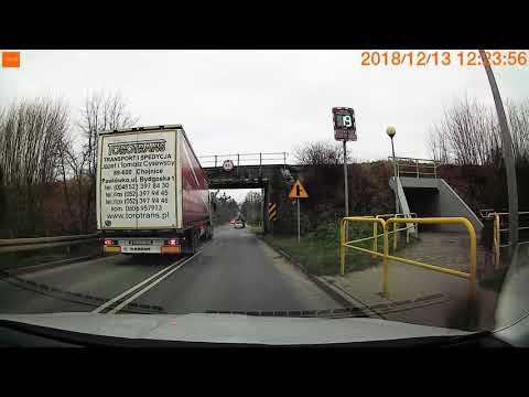 Przejdziesz mobilku, śmiało ciśnij. Kasacja naczepy pod wiaduktem