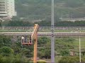 我老，但我很長氣15/05/1999 (奔騰, 原居民)1997/98年度馬季，「原居民」五捷，摘下三冠大賽的尾兩關香港金盃和香港冠軍暨遮打盃；「奔騰」則先奪女皇盃，再捧主席獎。兩駒戰績，可謂各有千秋。然而，香港英治時代最後一匹打盟主「奔騰」，在關鍵時刻再一次獲得幸運之神眷顧。就在選舉前夕，傳來了「奔騰」在日本安田紀念賽爆冷殺入亞席的喜訊。這是香港馬匹首度於海外一級賽上名。憑此東京一戰，「奔騰」最終以點數壓倒「原居民」，榮登馬王寶座。1998/99年度馬季，「奔騰」又在香港冠軍暨遮打盃以短頭之微，殺退衛冕的「原居民」。不過，此役之勝並未能令「奔騰」保住馬王名銜。因為，宿敵「原居民」這一季攻下了香港國際盃，又衛冕香港金盃成功，終於在馬王選舉中反先「奔騰」。「原民民」在自己地頭的賽績固然優異，但更為人津津樂道的，是其足踏遍英國、日本、杜拜、新加坡的能征慣戰以及服役至九歲高齡的長青形象。1999年11月，「原居民」在日本盃雖不敵日本打比冠軍「特別週」，卻力拒葉森打比冠軍「高樓大」和凱旋門大賽冠軍「望族」而獲得亞軍。此為香港馬匹首次於國際一級賽上名。「原居民」其後再兩度問鼎日本盃，分別跑第七、第六，都取得獎金，這是連日本本土許多上駟也沒能達到的成就。